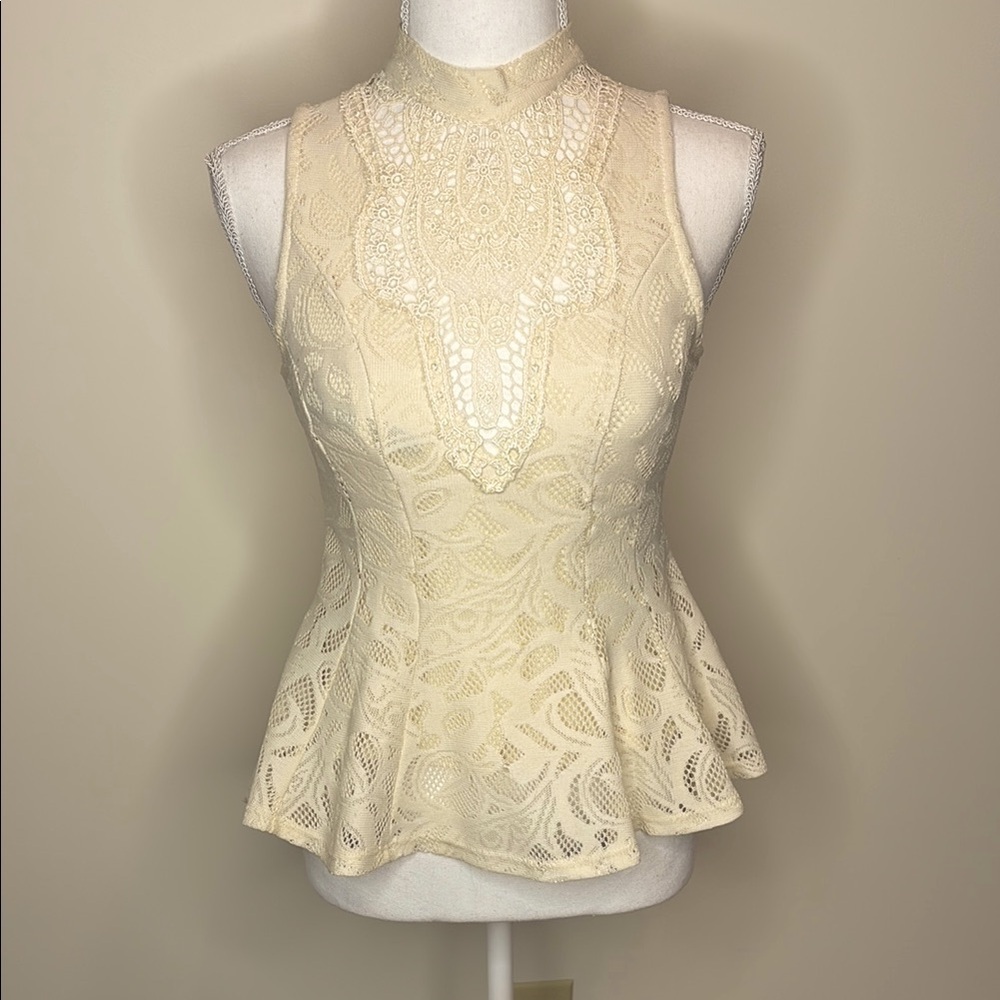 Papaya Elegant Cream Lace Sleeveless Keyhole Back Top. Medium. EUC